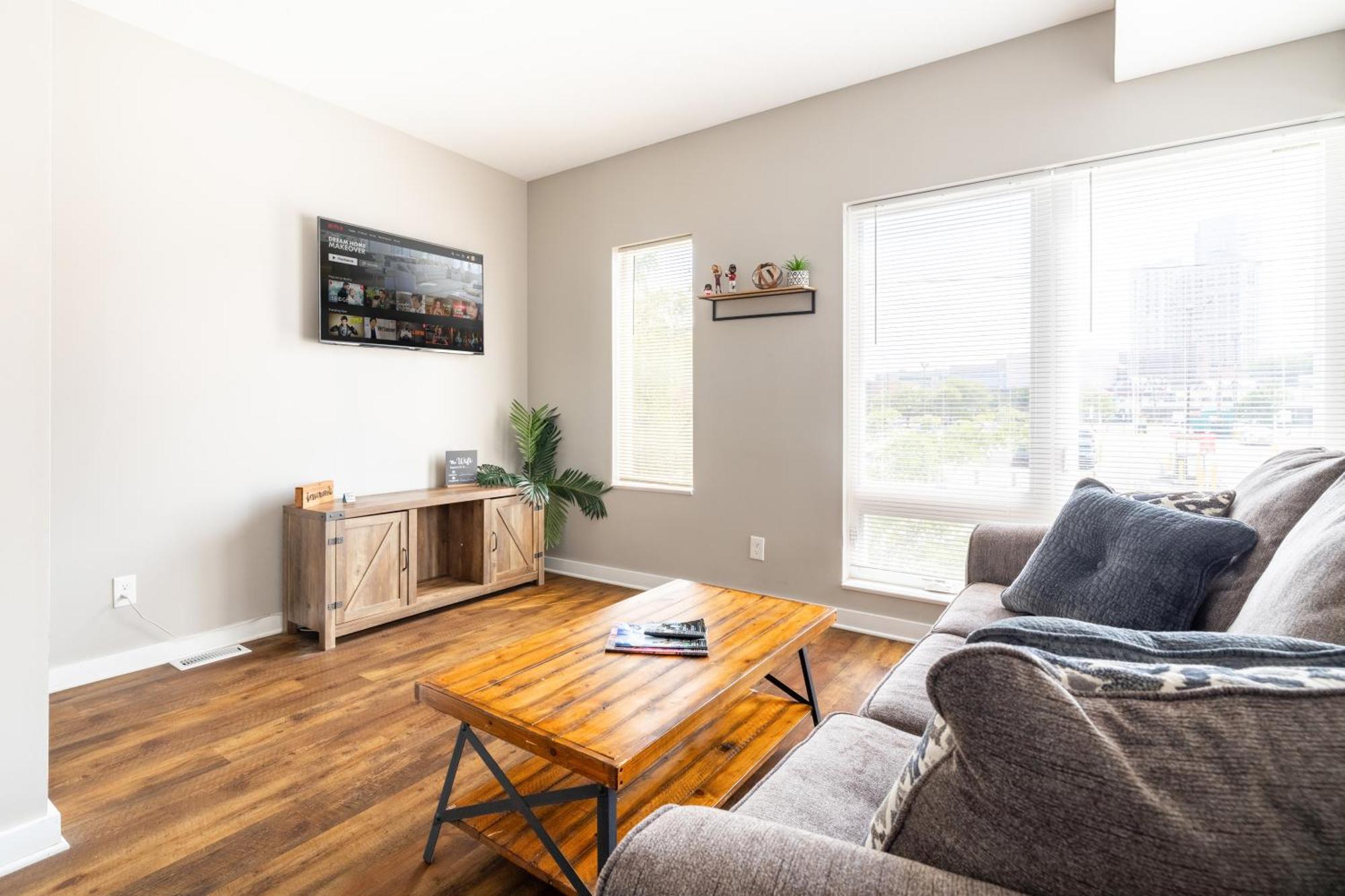 Luxury Downtown Townhome Private Garage Unit 16